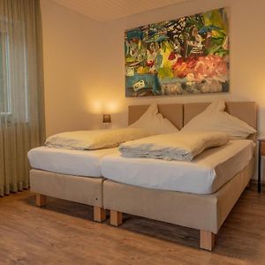 Zimmer mit Kingsize-Bett