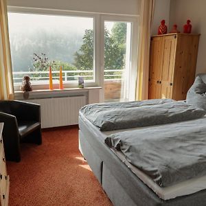 Zimmer mit Kingsize-Bett